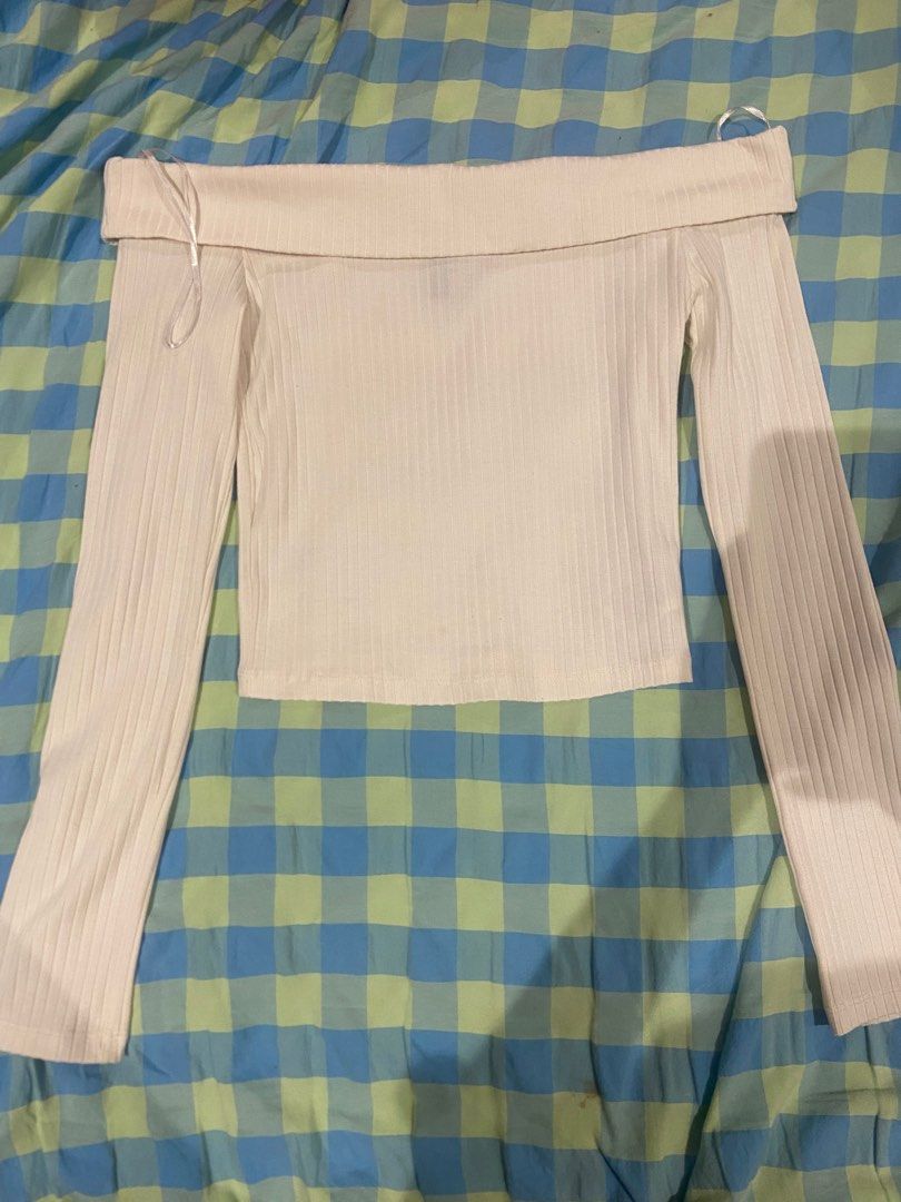Divided Off-Shoulder Ribbed Top (Category: Others Tops) located in Manila. Submitted by 123declutter5 (Listing ID 1414995496, Image 1). Description: - Divided off-shoulder top - Size: S - Color: White - Features: Ribbed texture, long sleeves - Perfect for casual or night out looks.