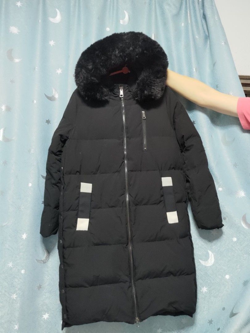 Down Jacket (Category: Coats, Jackets and Outerwear) located in Singapore. Submitted by watuji (Listing ID 1414980598, Image 1). Description: - Universal Traveller Winter Down Jacket - Size: L - Color: Black - Features a fur collar - Perfect for cooler weather down to -10c - Stylish and warm - Multiple compartment.