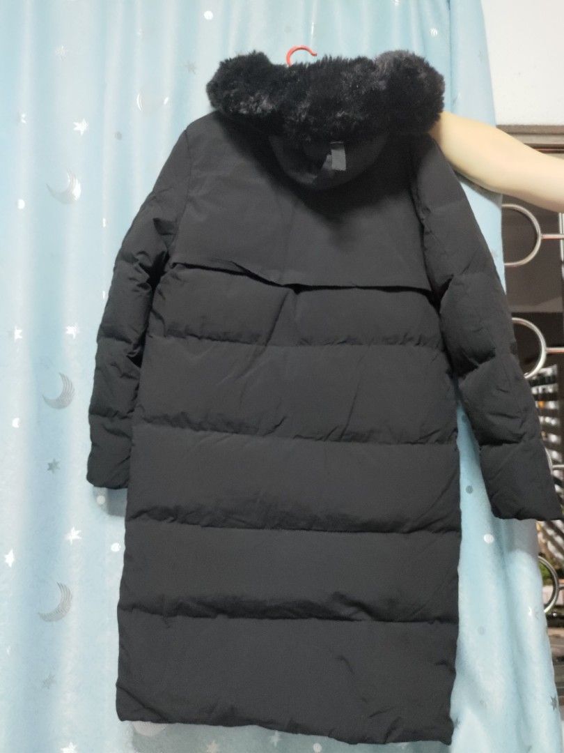 Down Jacket (Category: Coats, Jackets and Outerwear) located in Singapore. Submitted by watuji (Listing ID 1414980598, Image 2). Description: - Universal Traveller Winter Down Jacket - Size: L - Color: Black - Features a fur collar - Perfect for cooler weather down to -10c - Stylish and warm - Multiple compartment.