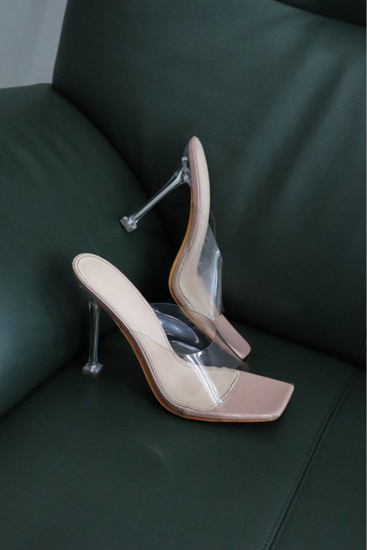 Elegant heels (Category: Heels) located in Las Pinas. Submitted by krishnah_ (Listing ID 1414967205, Image 1). Description: Needs a little cleaning!.