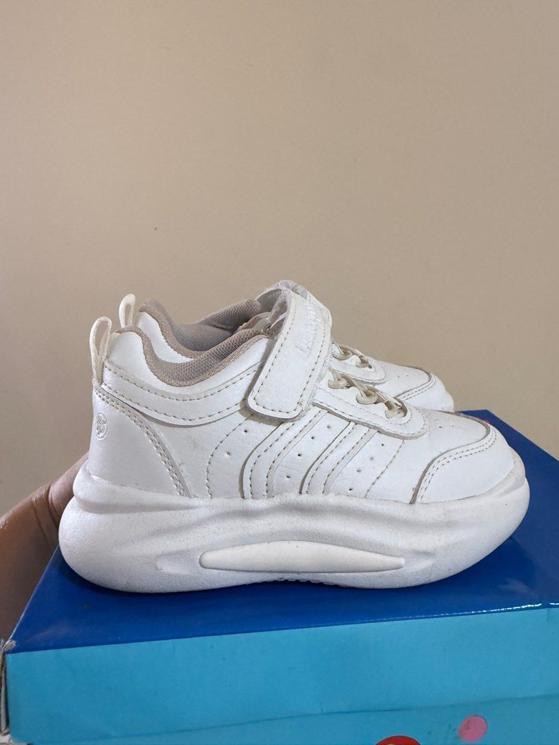FISHERS White Rubber Shoes for Kids (Category: Babies & Kids Fashion) located in Mandaluyong City. Submitted by chingchingbells (Listing ID 1414906561, Image 2). Description: Not over used, in good condition. Like-new! .