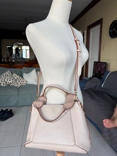 (Category: ) located in . Submitted by EnterMyCloset (Listing ID 1414961799, Image 1). Description: .
