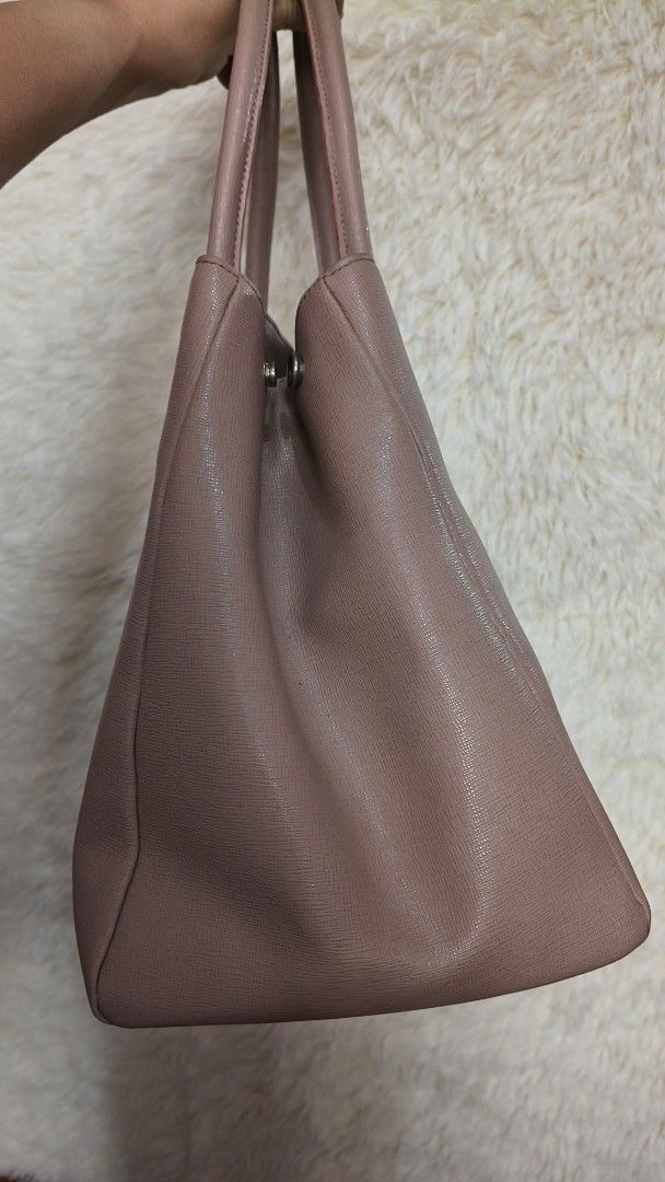 Furla Tote Bag (Category: Luxury Bags & Wallets) located in Pasig City. Submitted by lfboutique (Listing ID 1414963890, Image 3). Description: original preloved no inclusion large size - Furla tote bag - Color: Dusty Rose - Secure clasp closure - Spacious interior with zip pocket - Structured design - Sturdy handles - Protective metal feet - Made in Tunisia - Subtle Furla logo lining sign of use only Pasig loc no cod gcash or bank transfer lalamo