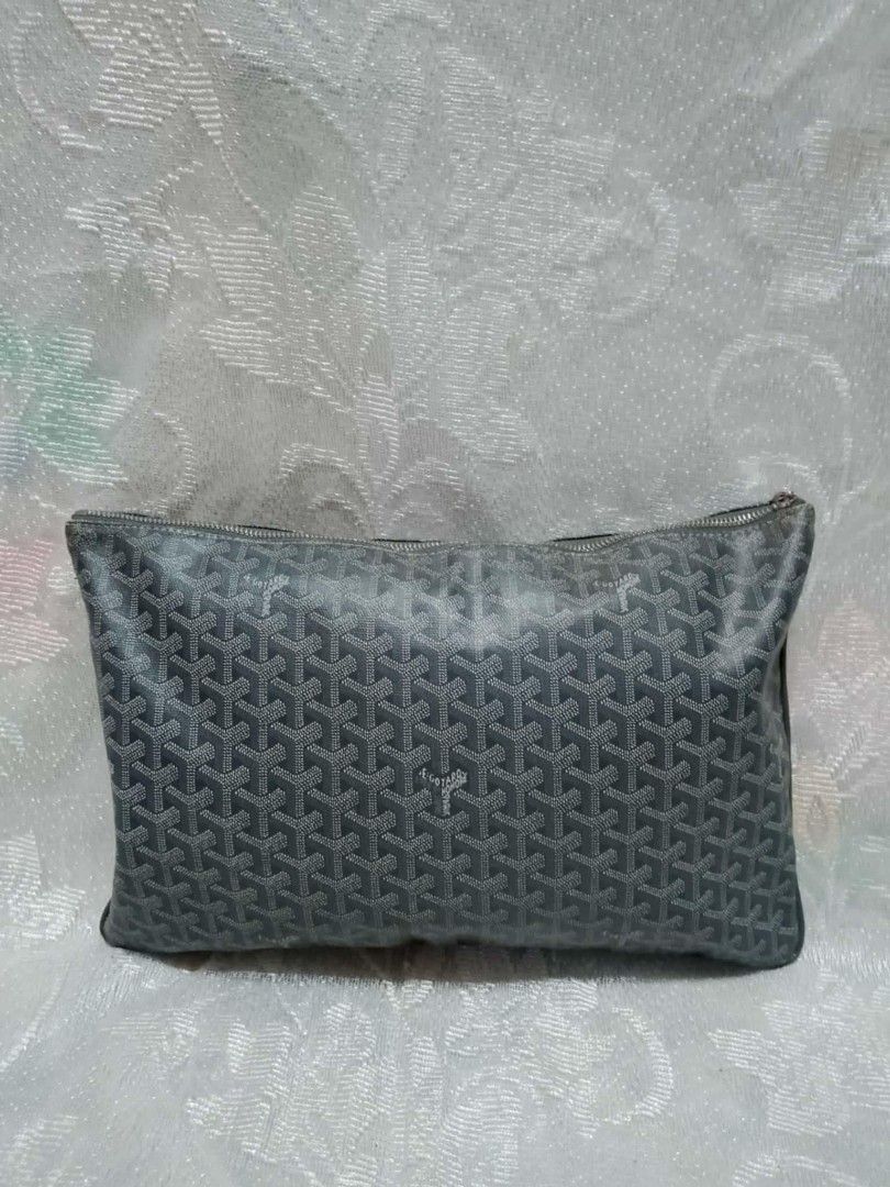 GOYARD CLUTCH (Category: Luxury Bags & Wallets) located in Tuguegarao City. Submitted by starzeke (Listing ID 1415034019, Image 1). Description: Pakibasa po‼️ ❤️Dear Buyers💚 Hindi ako makareply sa inyo, nakalimit kasi message sa carousel, nababasa ko lang cia. hanapin nio na lang po sa fb parehong pangalan po nakalagay sa profile pics. Pm nio ako dun and your Tawad☺️ or Chat me in watsapp 🎀- Starzeke Thriftshop and Japan Anikz.