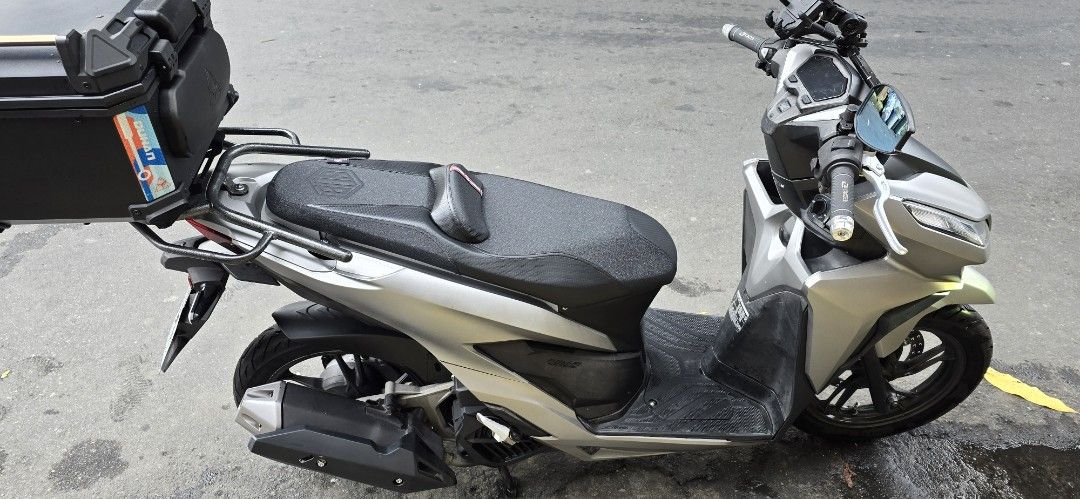Honda Motorcycle with Top Box (Category: Other Motorcycles Parts and Accessories) located in Mandaluyong City. Submitted by neil0613 (Listing ID 1415003831, Image 1). Description: FS or Swap Honda Click 150 V2 2019 20,+++ ODO RCB Brake Master and Caliper 2 pot RCB Rotor RCB VD Series Shock adjustable height and dampening BOS Batusai Camelback SEC Bracket W/ 40 Liters Hard Plastic Top Box SENLO MDL Beast Tire November 2025 Dual Horn Extendes Mud G