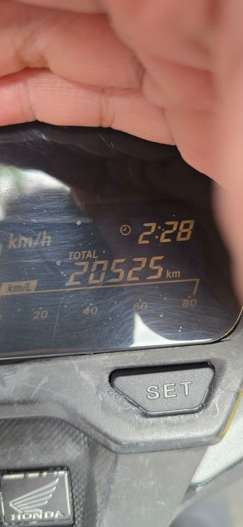 Honda Motorcycle with Top Box (Category: Other Motorcycles Parts and Accessories) located in Mandaluyong City. Submitted by neil0613 (Listing ID 1415003831, Image 2). Description: FS or Swap Honda Click 150 V2 2019 20,+++ ODO RCB Brake Master and Caliper 2 pot RCB Rotor RCB VD Series Shock adjustable height and dampening BOS Batusai Camelback SEC Bracket W/ 40 Liters Hard Plastic Top Box SENLO MDL Beast Tire November 2025 Dual Horn Extendes Mud G