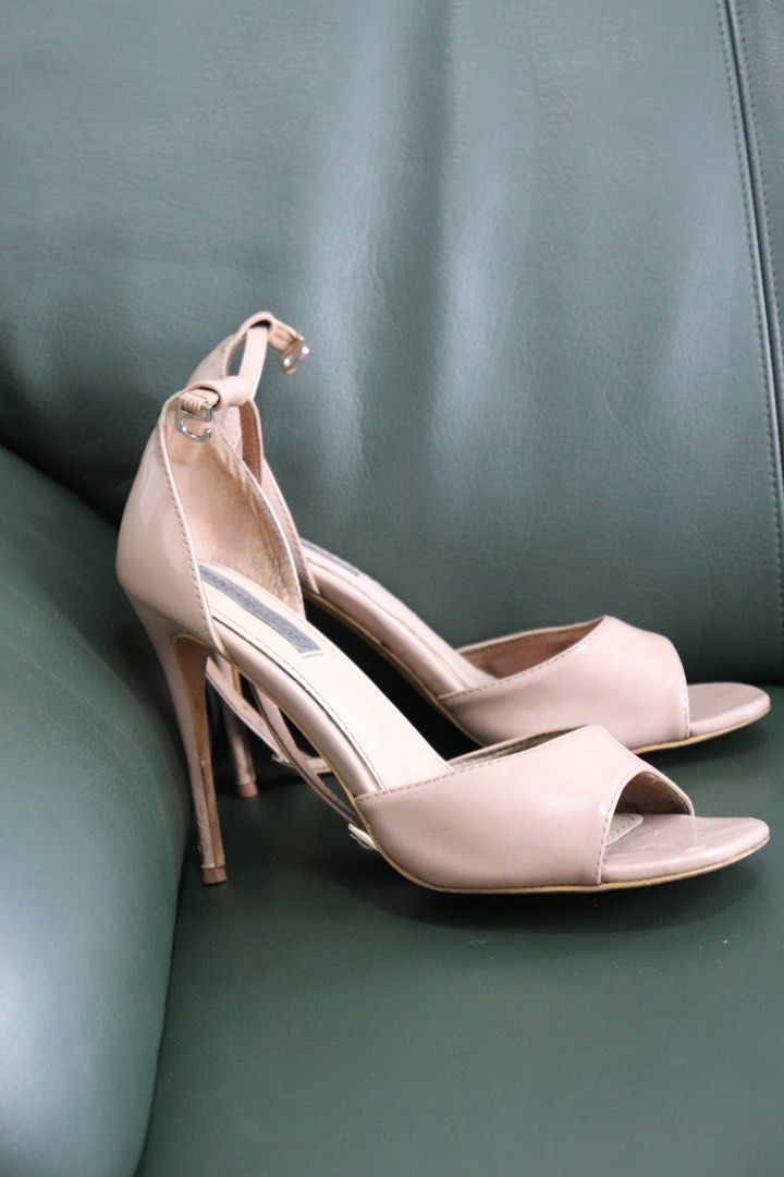 Jojo Bragais Jezha Size 9 (Category: Heels) located in Las Pinas. Submitted by krishnah_ (Listing ID 1414970117, Image 3). Description: With dents and needs cleaning. No sturdyness issue. .