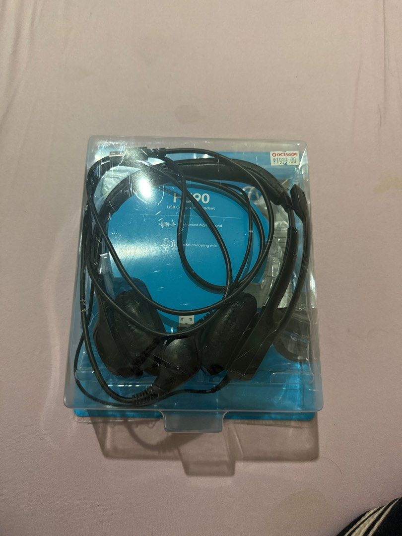 Logitech H390 USB Computer Headset (Category: Headphones & Headsets) located in Tarlac. Submitted by kmfspreloved (Listing ID 1414843048, Image 1). Description: - Black headphones - USB-C connector - Original packaging - Blue interior - Built-in microphone - Includes price tag.