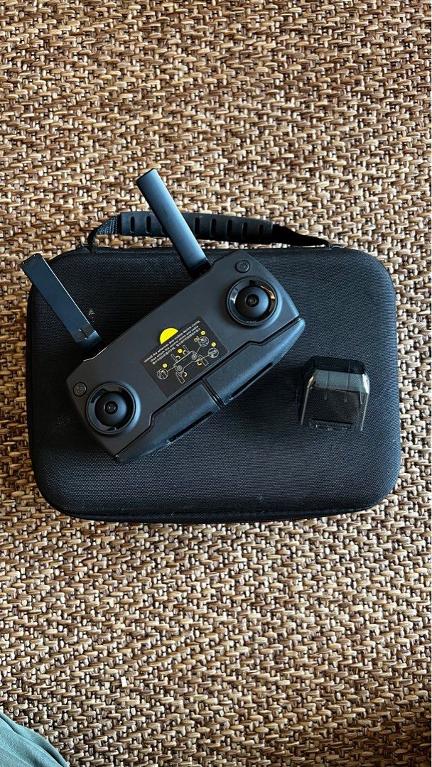 Mavic Mini Controller & Box (Category: Drones) located in Kuala Lumpur. Submitted by mohdubaidillah84 (Listing ID 1414871600, Image 1). Description: - Mavic Mini controller and box. - Includes the controller and original protective case. - Compact and easy to handle. - Perfect for drone enthusiasts..