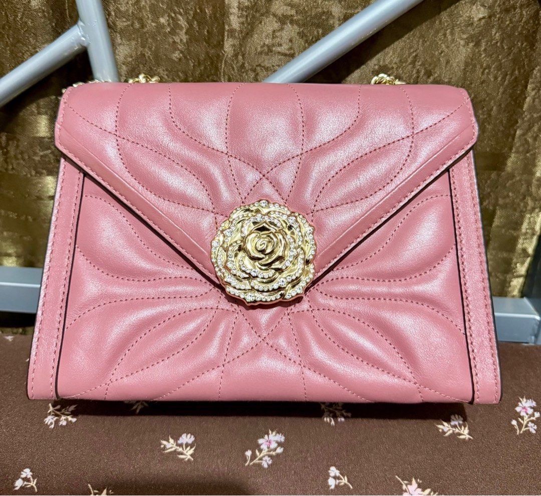 Michael Kors Whitney Large Petal Quilted (Category: Luxury Bags & Wallets) located in General Trias. Submitted by senorita_0528 (Listing ID 1414898874, Image 3). Description: Preloved Michael Kors Whitney Large Petal Quilted Leather Quilted design with rose embellishment Rose-hued color Chain strap and flap closure Interior zippered pocket Includes care card Bought in US Condition: Like new (used once) ₱4,500.