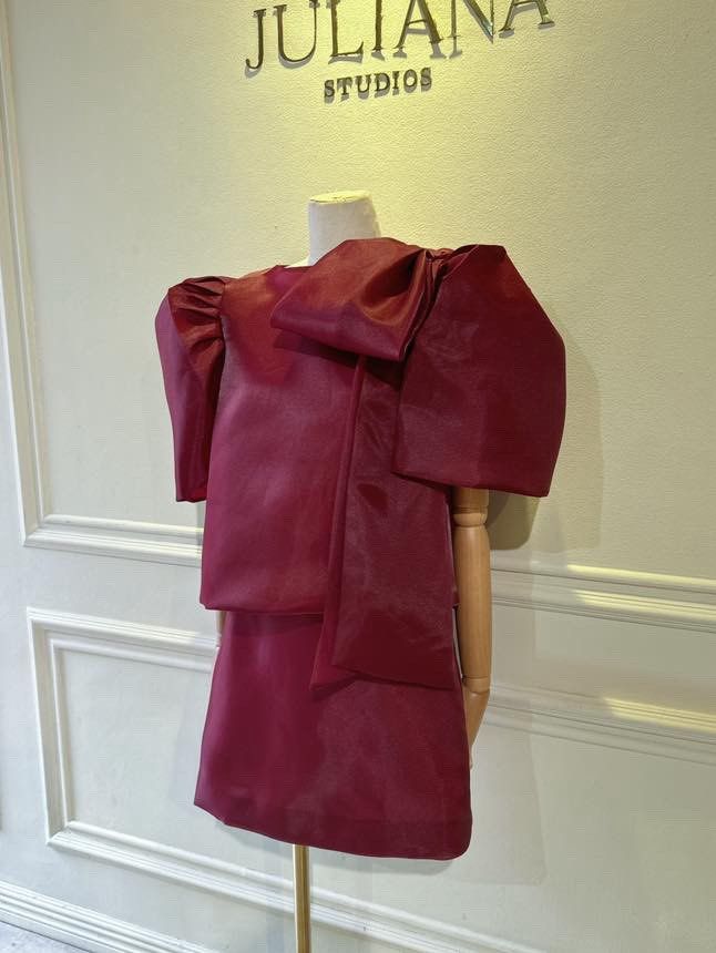 Modern Filipiniana Designer Terno (Category: Traditional & Ethnic wear) located in Manila. Submitted by tinetine9 (Listing ID 1414863756, Image 2). Description: FOR RENT: ₱1,500 Custom Designer Modern Filipiniana Custom made by Juliana Studios Original price: P6,250 Small to medium frame.