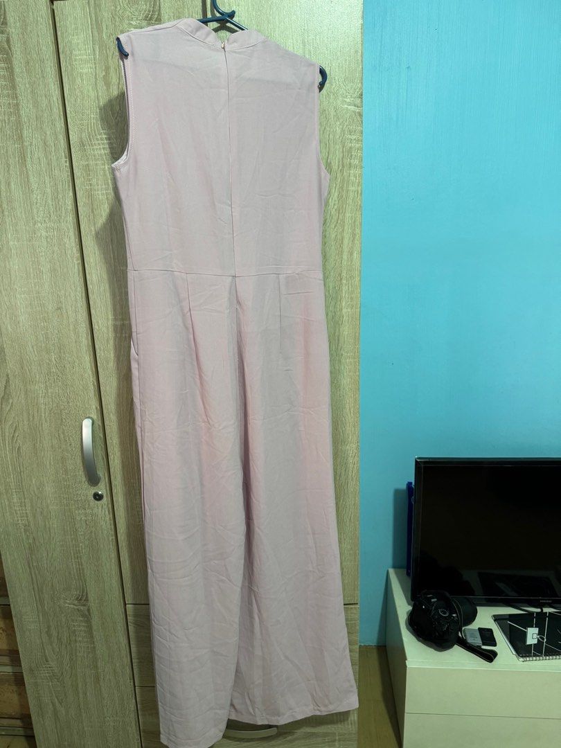 Pink Sleeveless Jumpsuit (Category: Jumpsuits) located in Caloocan City. Submitted by daybysunlight (Listing ID 1414898175, Image 3). Description: ♡ a flattering V-neckline ♡ convenient zipper closure ♡ includes pockets ♡ stylish wide-leg design ♡ size: S-M.