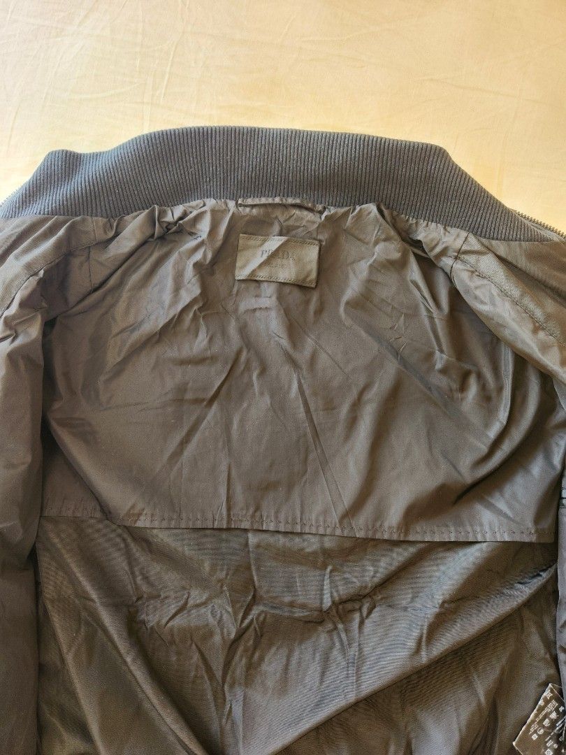 Prada jacket （分類：外套及戶外衣服）位於 Hong Kong。 由 cobainy 提交（商品編號 1414933322，圖片 3）。簡介： Prada Jacket Very good condition Size L。