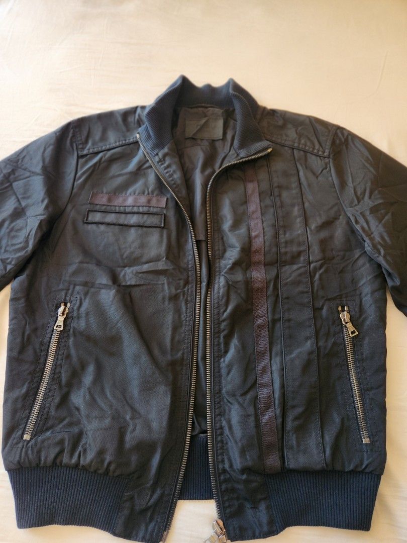 Prada jacket （分類：外套及戶外衣服）位於 Hong Kong。 由 cobainy 提交（商品編號 1414933322，圖片 1）。簡介： Prada Jacket Very good condition Size L。
