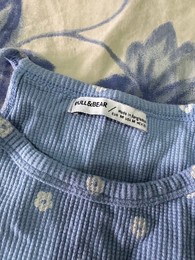 Pull&Bear Halter Top (Category: Sleeveless) located in Caloocan City. Submitted by daybysunlight (Listing ID 1414887260, Image 2). Description: ♡ like new ♡ used once ♡ does not fit me anymore ♡ made in bangladesh ♡ size: EUR M / USA M / MEX 28 (but first xs-m frames).