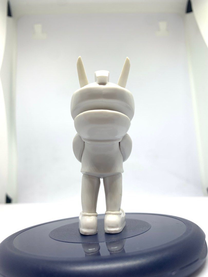 Quiccs Raw/Blank Micro (Category: Designer & Blind Box Toys) located in Caloocan City. Submitted by ekivilleg86508 (Listing ID 1414975961, Image 2). Description: Quiccs Blank MicroTeq Issue : Uneven legs Negotiable.