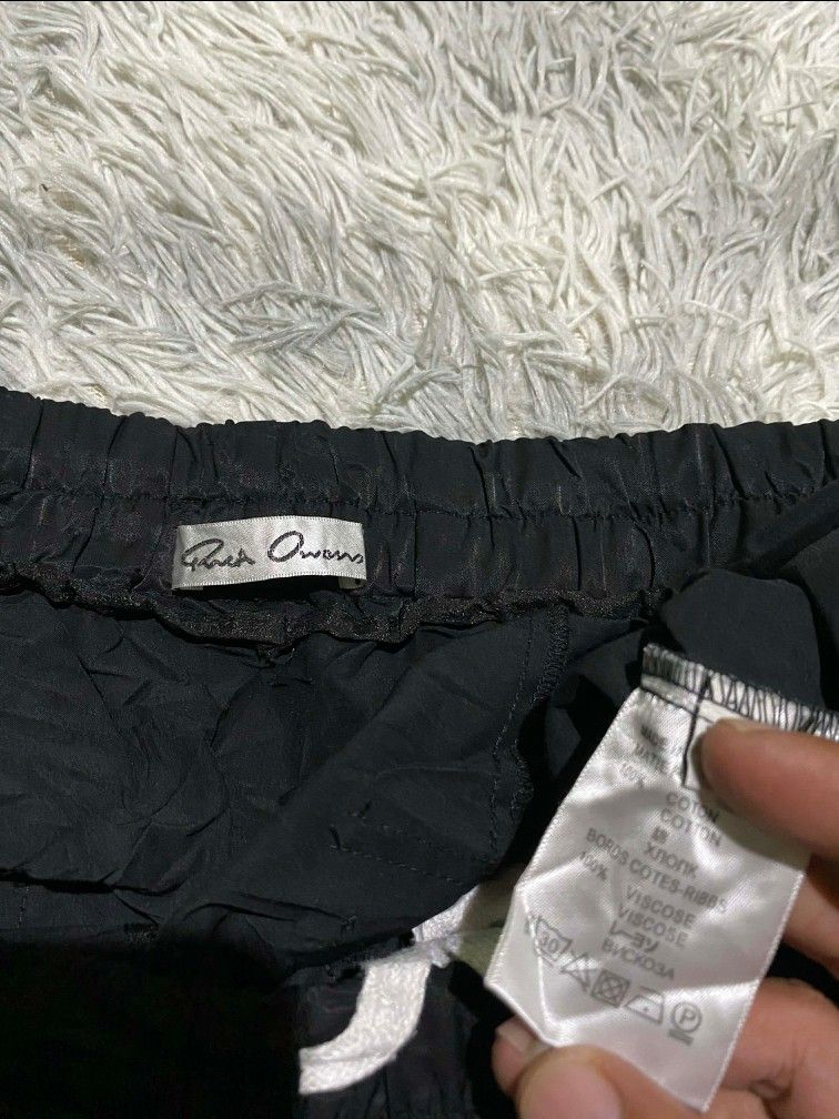 Rick Owens Black Shorts (Category: Shorts) located in General Santos City (Dadiangas). Submitted by winter09503 (Listing ID 1415000700, Image 3). Description: - Rick Owens black shorts - Features two front zip pockets - Elastic waistband - Unique textured fabric - Size tag visible.