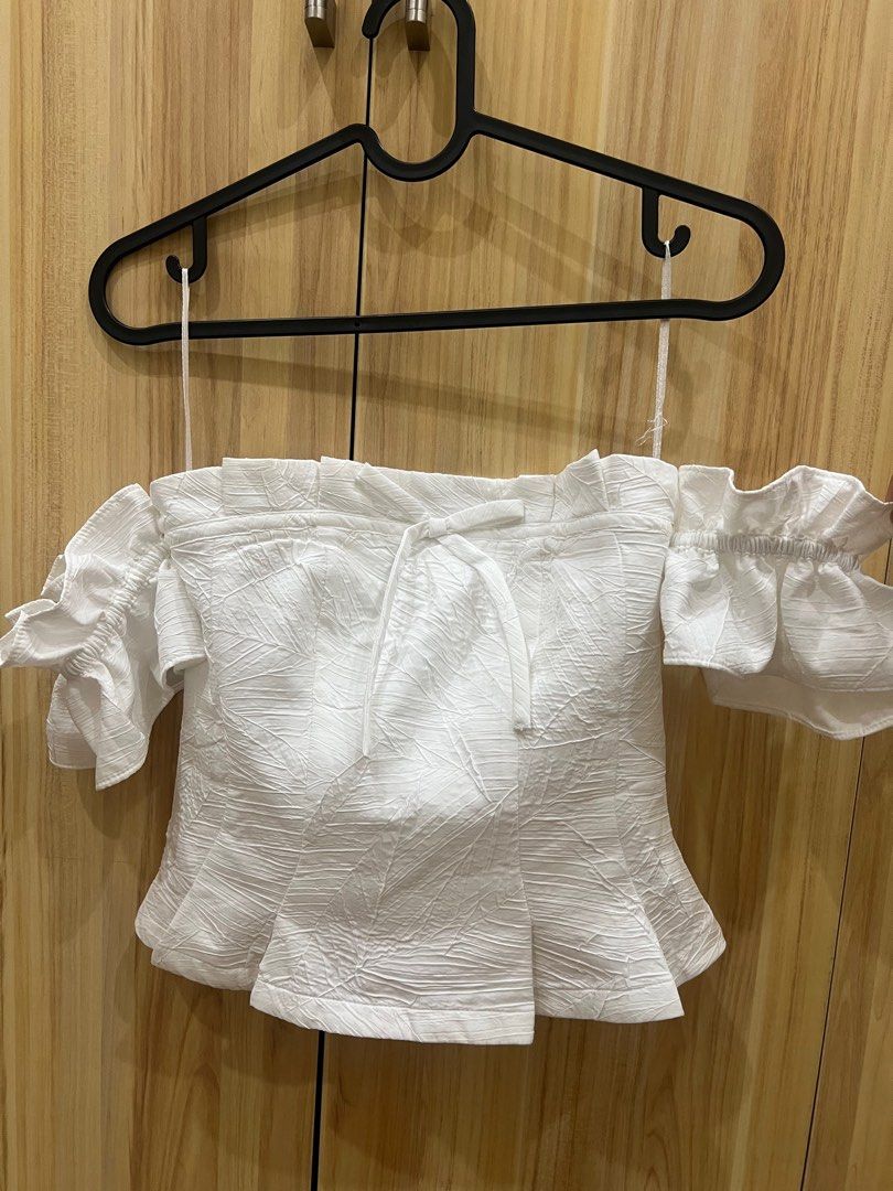 Secodee off shoulder white (XS) (Category: Others Tops) located in Quezon City. Submitted by spacecleanse (Listing ID 1414956385, Image 1). Description: bought in secodee ho chi minh vietnam Worn 2x only Nice thick qualitt.