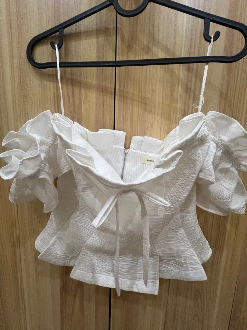 Secodee off shoulder white (XS) (Category: Others Tops) located in Quezon City. Submitted by spacecleanse (Listing ID 1414956385, Image 3). Description: bought in secodee ho chi minh vietnam Worn 2x only Nice thick qualitt.
