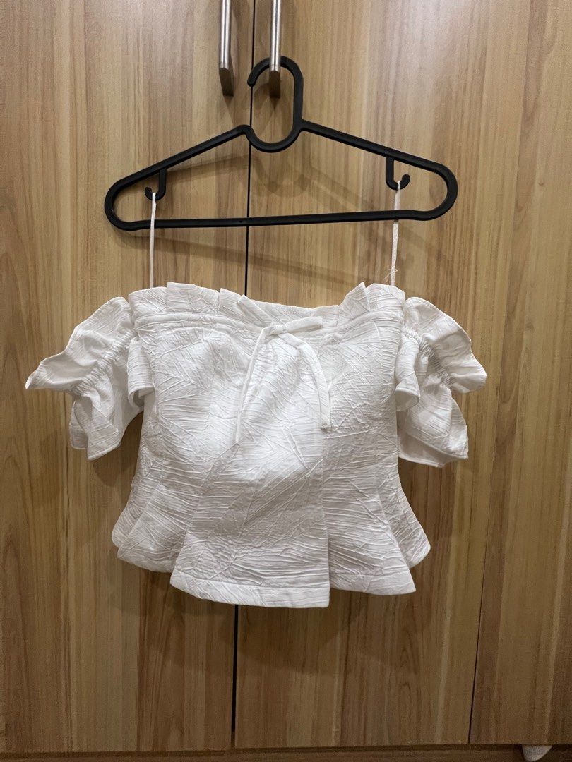Secodee off shoulder white (XS) (Category: Others Tops) located in Quezon City. Submitted by spacecleanse (Listing ID 1414956385, Image 2). Description: bought in secodee ho chi minh vietnam Worn 2x only Nice thick qualitt.