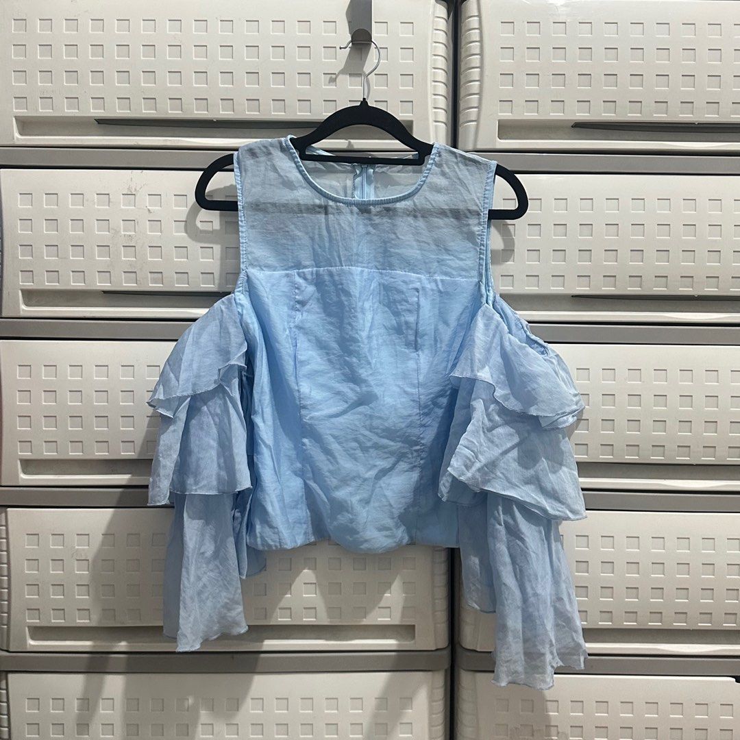 SHEIN Cold Shoulder Ruffle Top (Category: Blouses) located in Quezon City. Submitted by qcprlvd (Listing ID 1414836630, Image 2). Description: - washed, never been used.