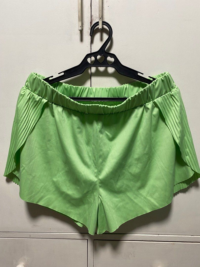 Shein Seamless Pleated Running Shorts - XL (Category: Shorts) located in Taytay. Submitted by dionesantos (Listing ID 1414907730, Image 1). Description: Used once Bought in Shein Running shorts - Shein bright green shorts - Size: XL - can fir up to 2xl - Features: Pleated detailing and aeamless - no inner lining - Waist: Elastic - Material: 95% Polyester, 5% Elastane - Waist measurement (flat): Approximately 15 inches.