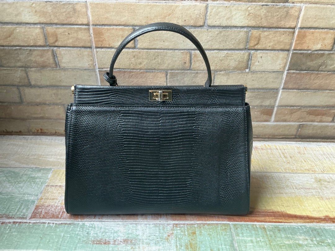 Sisley Black Handbag (Category: Luxury Bags & Wallets) located in Quezon City. Submitted by a_basco (Listing ID 1414963691, Image 1). Description: Honest Issue: Metal Stains lang pero good padin ang condition ng buong bag Qc Area Negotiable Pm for more details.