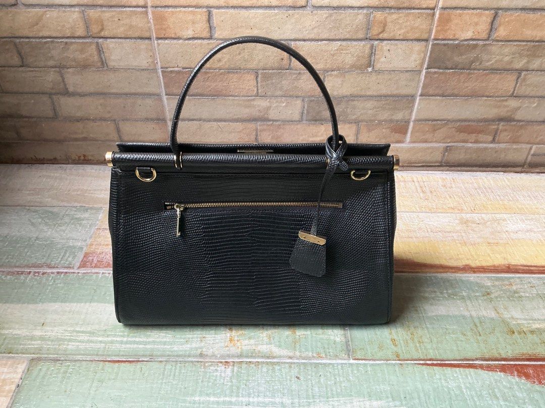 Sisley Black Handbag (Category: Luxury Bags & Wallets) located in Quezon City. Submitted by a_basco (Listing ID 1414963691, Image 2). Description: Honest Issue: Metal Stains lang pero good padin ang condition ng buong bag Qc Area Negotiable Pm for more details.