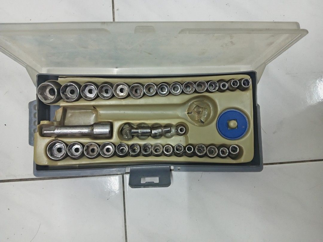Socket Set with Case (Category: Electrical, Adaptors & Sockets) located in Kuala Lumpur. Submitted by saisaikaya32154 (Listing ID 1415013211, Image 1). Description: Socket set with various sizes and a ratchet wrench. Includes a plastic case for storage and organization. Ready to use for various mechanical tasks..