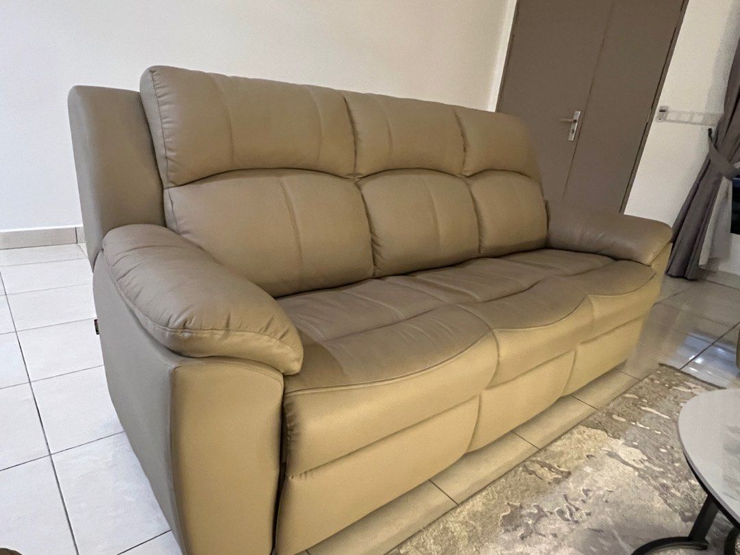 Sofas (Category: Sofas) located in Seremban. Submitted by belban (Listing ID 1414956427, Image 3). Description: 3+2 Seater Sofa Leather.