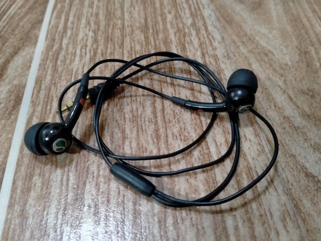 SONY ERICSSON 3.5MM IN EAR EARPHONE (Category: Earphones) located in Cabuyao City. Submitted by Bike_Clothing10 (Listing ID 1414863630, Image 1). Description: READ FIRST.... FOR SALE: SONY ERICSSON IN EAR EARPHONE 3.5mm Jack Lound Sound/Bass Excellent Condition Looks New Legit NOTE: Maikli lang po ito, good for jogging na nakalagay ung phone sa upper arm. PRICE: 550 + SF PICK UP OR SHIPPING ONLY LOC: Cabuyao Laguna -NO COD/COP- 📩PM FOR INQUIRIES