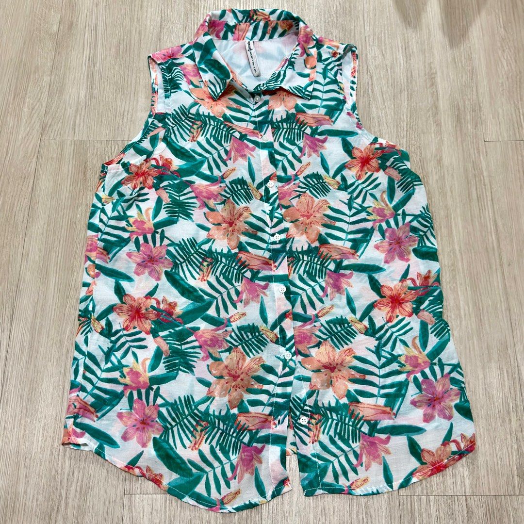Stradivarius Floral Sleeveless Top (Category: Sleeveless) located in Manila. Submitted by sg.21 (Listing ID 1414975595, Image 1). Description: - Stradivarius sleeveless top - Size: S - Features a vibrant floral print - Button-down design - Collared neckline - Lightweight fabric - Ideal for casual wear Armpit 18” Length 23-24”.