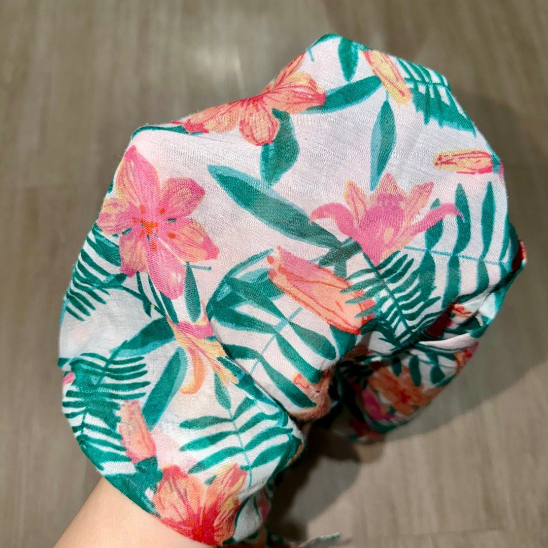 Stradivarius Floral Sleeveless Top (Category: Sleeveless) located in Manila. Submitted by sg.21 (Listing ID 1414975595, Image 3). Description: - Stradivarius sleeveless top - Size: S - Features a vibrant floral print - Button-down design - Collared neckline - Lightweight fabric - Ideal for casual wear Armpit 18” Length 23-24”.