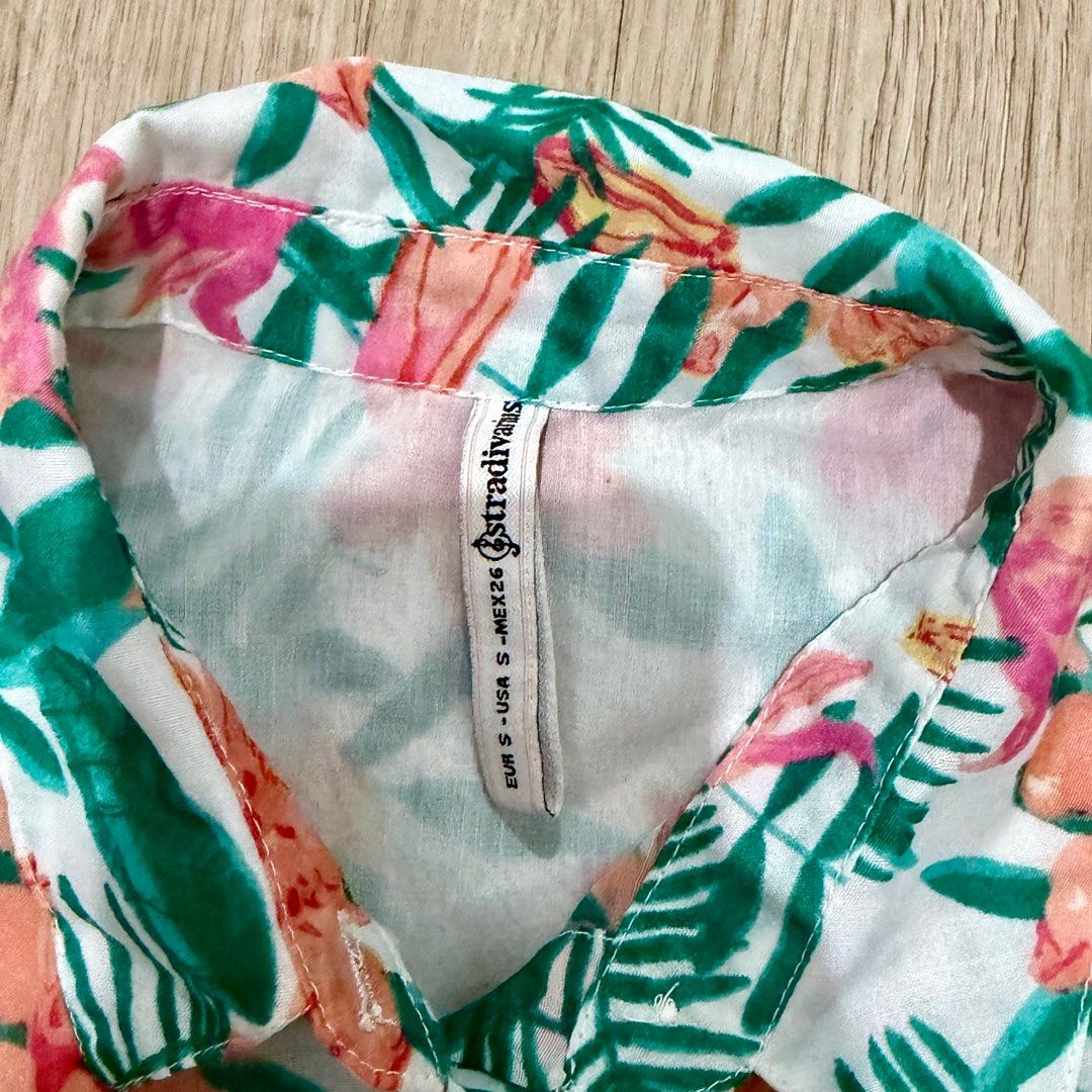 Stradivarius Floral Sleeveless Top (Category: Sleeveless) located in Manila. Submitted by sg.21 (Listing ID 1414975595, Image 2). Description: - Stradivarius sleeveless top - Size: S - Features a vibrant floral print - Button-down design - Collared neckline - Lightweight fabric - Ideal for casual wear Armpit 18” Length 23-24”.