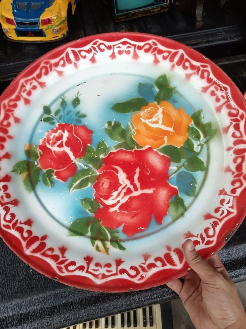 TALAM BESI ENAMEL VINTAGE – MADE IN JAPAN 🇯🇵 (Category: Vintage Collectibles) located in Teluk Intan. Submitted by telukansonpickers (Listing ID 1414865881, Image 1). Description: TALAM BESI ENAMEL VINTAGE – MADE IN JAPAN 🇯🇵 ✨ Talam enamel lama motif bunga ros klasik ✨ Original Made in Japan ✨ Era lama (±1960–1980an) ✨ Sesuai display, koleksi, dekorasi dapur klasik ✨ Ada kesan usia kecil (normal barang vintage) 📏 Saiz: Besar 📌 Kondisi: Used