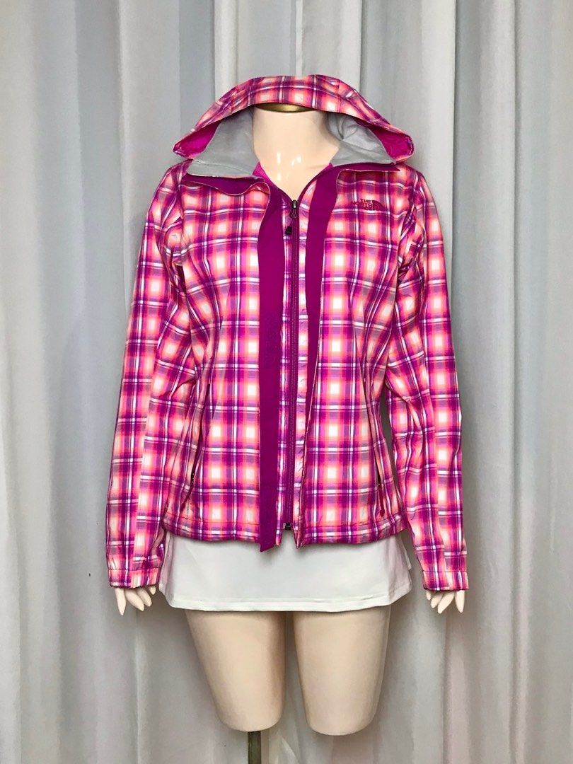 The North Face Plaid Checkered Windbreaker (Category: Coats, Jackets and Outerwear) located in Pagadian. Submitted by picknpack (Listing ID 1414898731, Image 1). Description: - small to medium -length: 24, width: 19 - good as new! Worth to buy💯 - no hidden issue - color rate: 10/10 📌 𝙍𝙀𝙈𝙄𝙉𝘿𝙀𝙍𝙎 (𝙋𝙡𝙚𝙖𝙨𝙚 𝙍𝙚𝙖𝙙 𝘽𝙚𝙛𝙤𝙧𝙚 𝙈𝙞𝙣𝙞𝙣𝙜) ➜ All items are ukay/preloved unless stated as brand-new ➜ Some flaws or small issues may not 