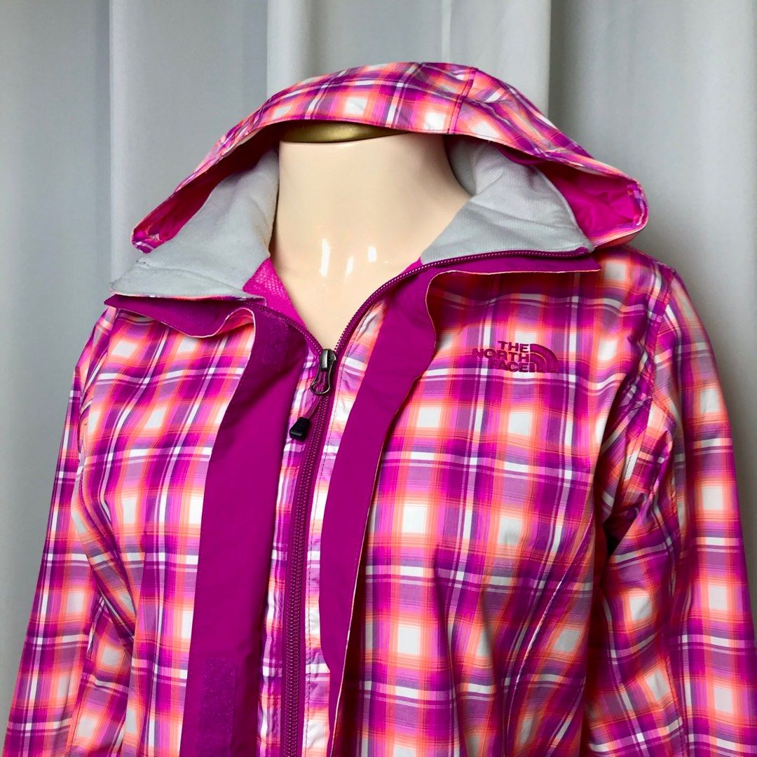 The North Face Plaid Checkered Windbreaker (Category: Coats, Jackets and Outerwear) located in Pagadian. Submitted by picknpack (Listing ID 1414898731, Image 2). Description: - small to medium -length: 24, width: 19 - good as new! Worth to buy💯 - no hidden issue - color rate: 10/10 📌 𝙍𝙀𝙈𝙄𝙉𝘿𝙀𝙍𝙎 (𝙋𝙡𝙚𝙖𝙨𝙚 𝙍𝙚𝙖𝙙 𝘽𝙚𝙛𝙤𝙧𝙚 𝙈𝙞𝙣𝙞𝙣𝙜) ➜ All items are ukay/preloved unless stated as brand-new ➜ Some flaws or small issues may not 
