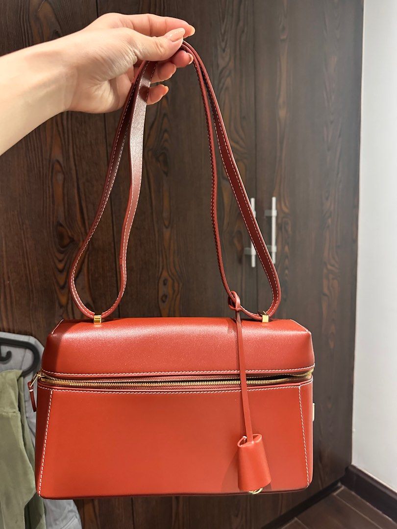 ThingsRemebered Extra Bag in Brick (Category: Cross-body Bags) located in Makati City. Submitted by shopmycloset106 (Listing ID 1370997001, Image 1). Description: Selling my Things Remembered Extra Bag in Brick Wore for 2 weeks only then hid it away in my cabinet Bought earlier this year Made with genuine leather Zero to minimal signs of use RFS: Not my color.