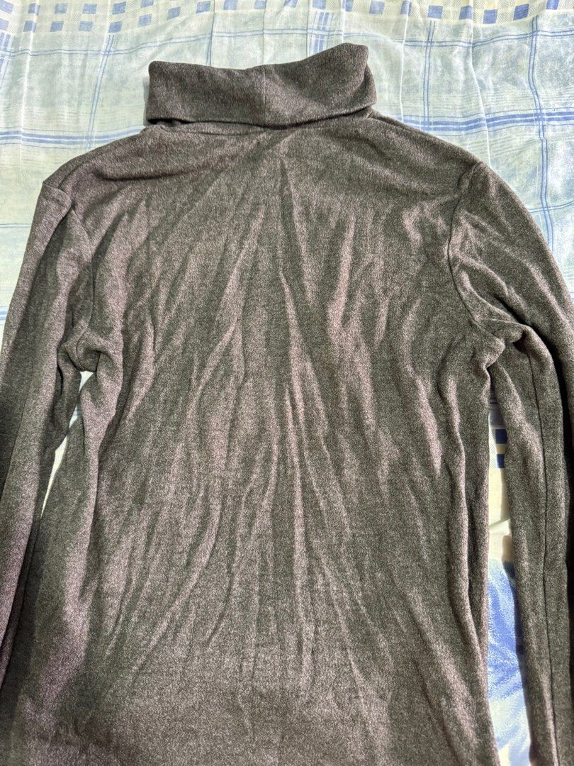 Uniqlo Turtleneck Sweater (Category: Longsleeves) located in Caloocan City. Submitted by daybysunlight (Listing ID 1414900108, Image 3). Description: ♡ dark gray color ♡ made in vietnam ♡ classic turtleneck design ♡ long sleeves ♡ perfect for layering ♡ comfortable and stylish ♡ does not fit me anymore.
