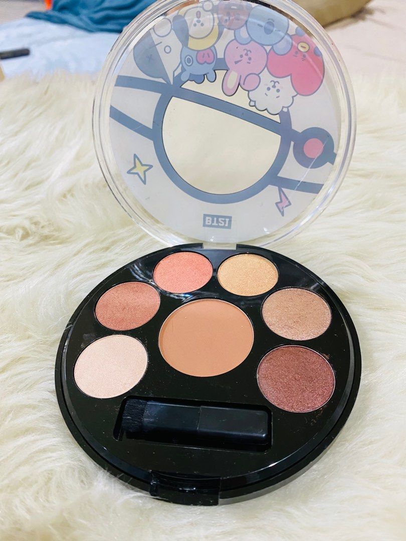 VT COSMETICS EYE SHADOW PALETTE (Category: Makeup) located in Pagsanjan. Submitted by lavishbyji22912 (Listing ID 1414955907, Image 1). Description: authentic brand new nice shades see photos .