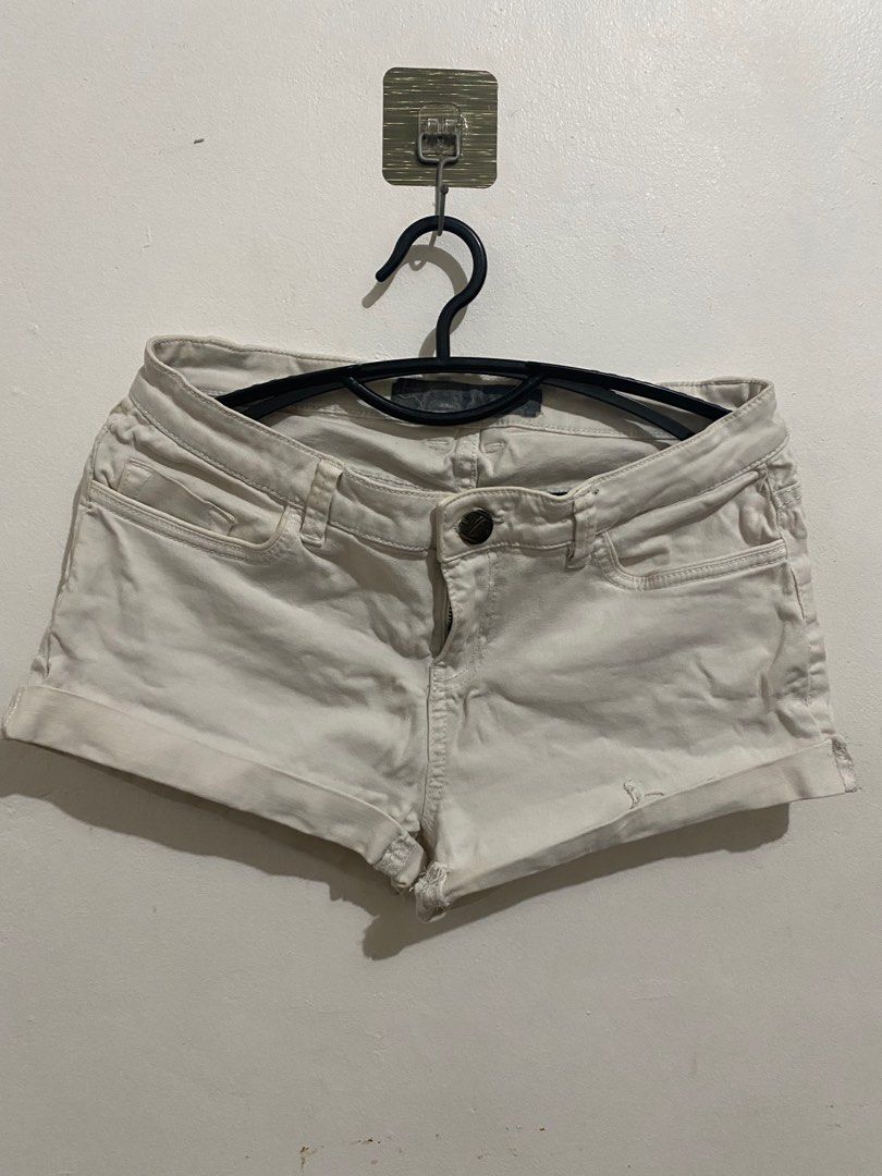 White Denim Shorts (Category: Shorts) located in Taguig. Submitted by yvezntually (Listing ID 1415035111, Image 1). Description: .