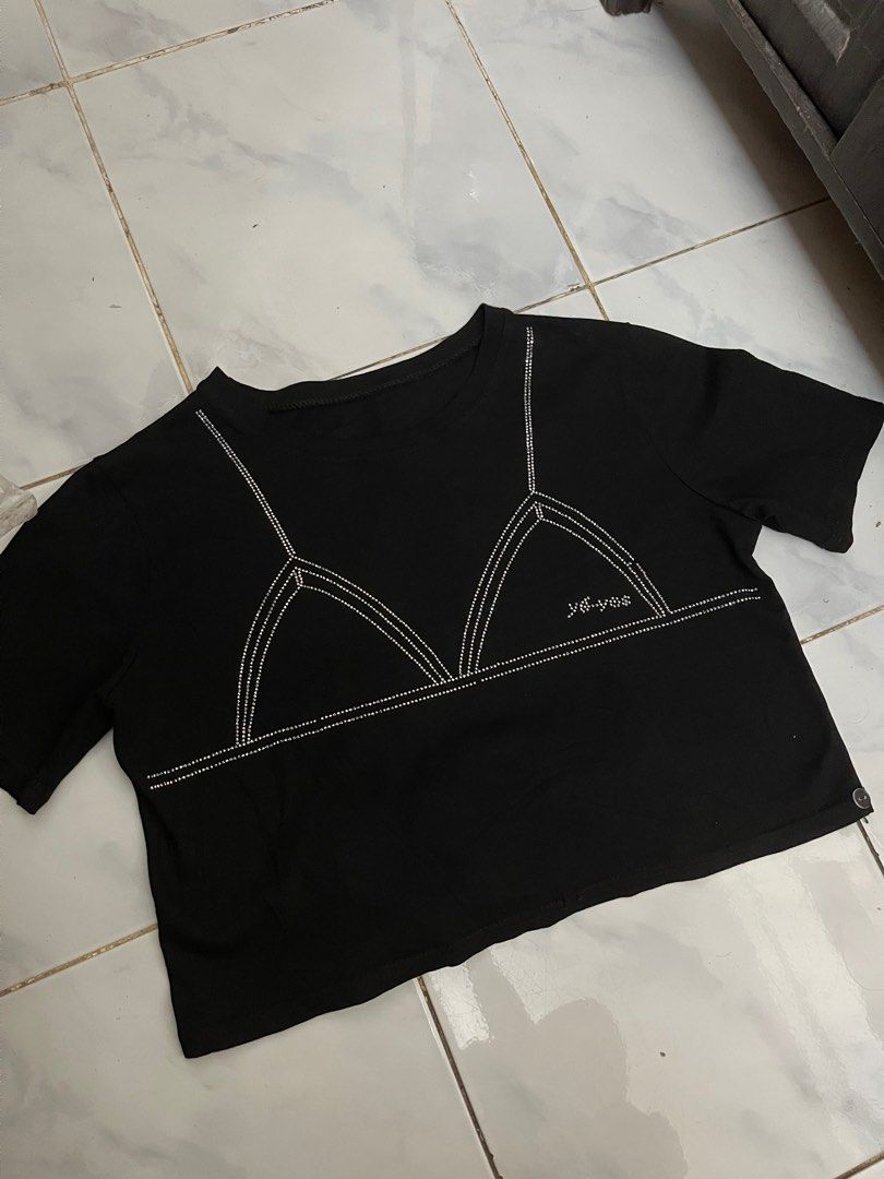Yo-yes Black Crop Top (Category: Others Tops) located in Paranaque City. Submitted by kyriaki_thrift_shop (Listing ID 1414969356, Image 2). Description: - Black crop top - Unique bra-like design - Features small "Yo-yes" logo - Round neckline - Lightweight fabric .