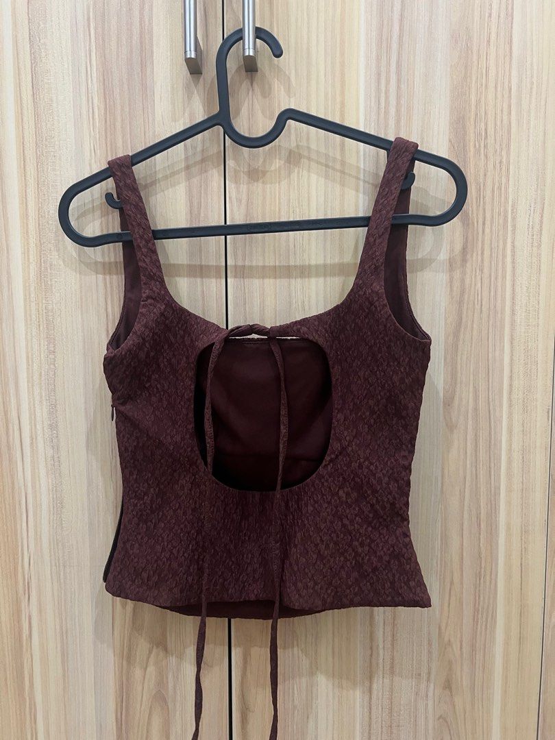 Zara backless top (Category: Others Tops) located in Quezon City. Submitted by spacecleanse (Listing ID 1414958186, Image 1). Description: Not really my style anymore Really cute fitted top Only worn once XS.