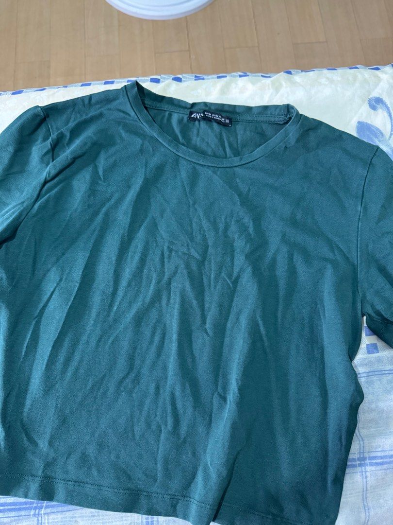 Zara Green T-shirt - Size M (Category: Shirts) located in Caloocan City. Submitted by daybysunlight (Listing ID 1414897244, Image 1). Description: ♡ solid green color ♡ crew neck ♡ size: EUR M / USA M / MEX 28 ♡ made in bangladesh ♡ comfortable fabric ♡ does not fit me anymore.