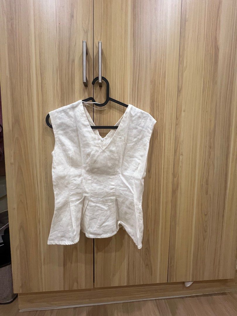 Zara Linen top XS (Category: Blouses) located in Quezon City. Submitted by spacecleanse (Listing ID 1414957665, Image 1). Description: Had it altered but the fit still does not look nice on me Best fits XS-S Really cute top! Price is fixed already (retails for 2k + the alter fees 🥲).
