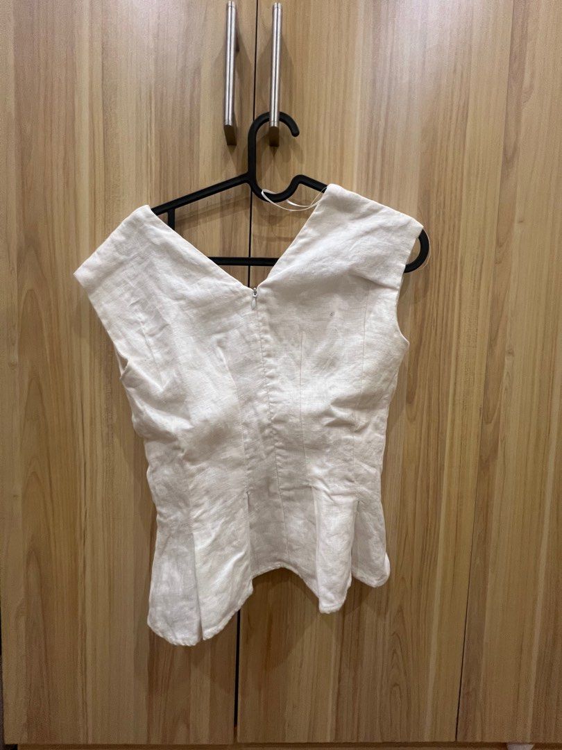 Zara Linen top XS (Category: Blouses) located in Quezon City. Submitted by spacecleanse (Listing ID 1414957665, Image 2). Description: Had it altered but the fit still does not look nice on me Best fits XS-S Really cute top! Price is fixed already (retails for 2k + the alter fees 🥲).