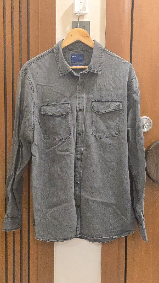 Zara Man Denim Shirt (Category: Tshirts & Polo Shirts ) located in Baliuag. Submitted by dom_021997 (Listing ID 1415031967, Image 3). Description: zara denim acid wash longsleeve size XL .