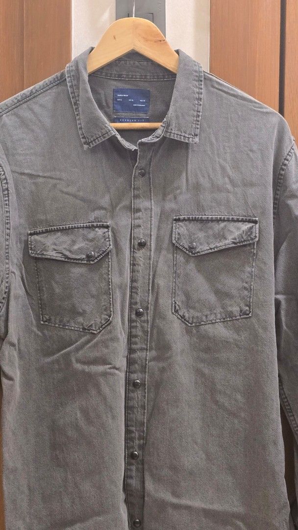 Zara Man Denim Shirt (Category: Tshirts & Polo Shirts ) located in Baliuag. Submitted by dom_021997 (Listing ID 1415031967, Image 2). Description: zara denim acid wash longsleeve size XL .