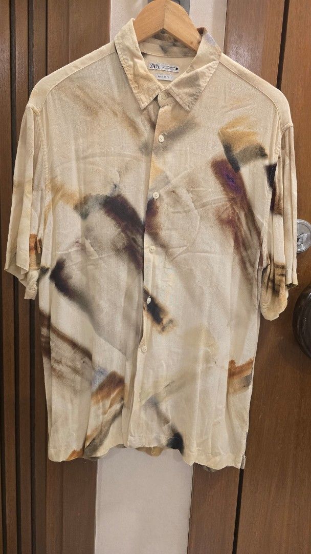 Zara Printed Long Sleeve Shirt (Category: Tshirts & Polo Shirts ) located in Baliuag. Submitted by dom_021997 (Listing ID 1415031762, Image 3). Description: -size is medium but can fit large.
