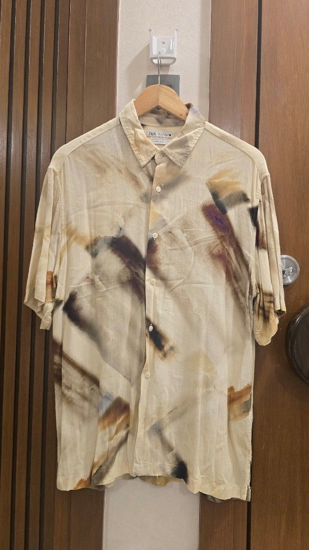 Zara Printed Long Sleeve Shirt (Category: Tshirts & Polo Shirts ) located in Baliuag. Submitted by dom_021997 (Listing ID 1415031762, Image 1). Description: -size is medium but can fit large.